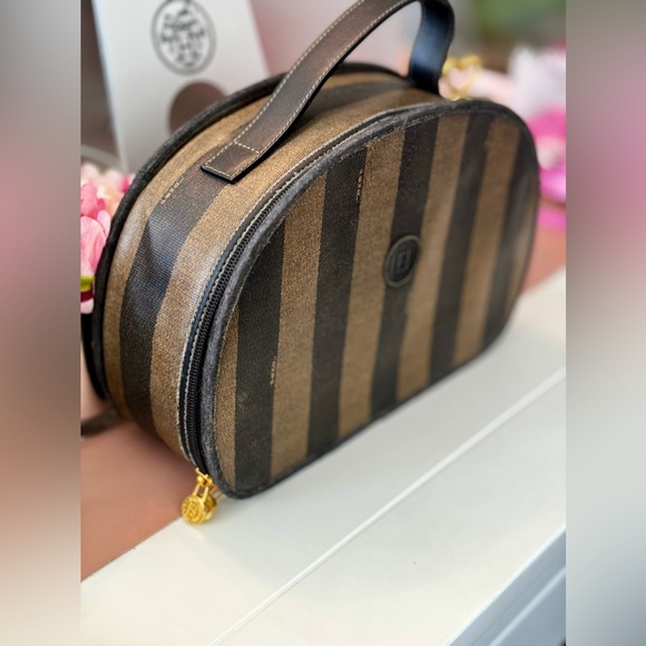 CUSTOMER APPRECIATION GIFT 💝 Vintage Fendi Cosmetic Case - Picture 3 of 13